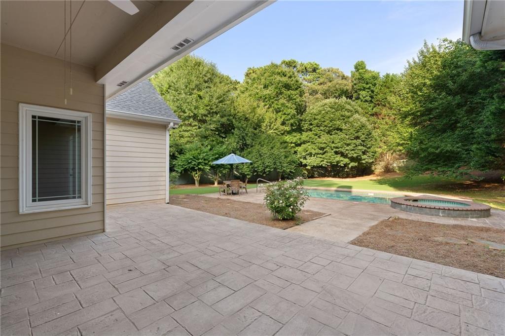 802 Lakeglen Drive