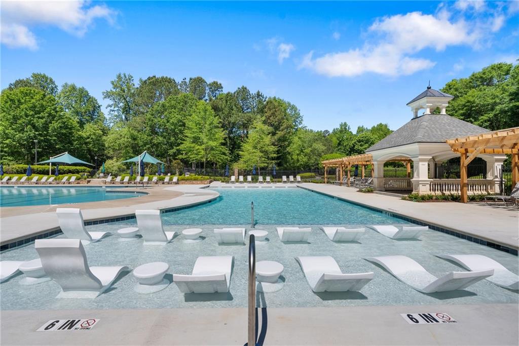 802 Lakeglen Drive