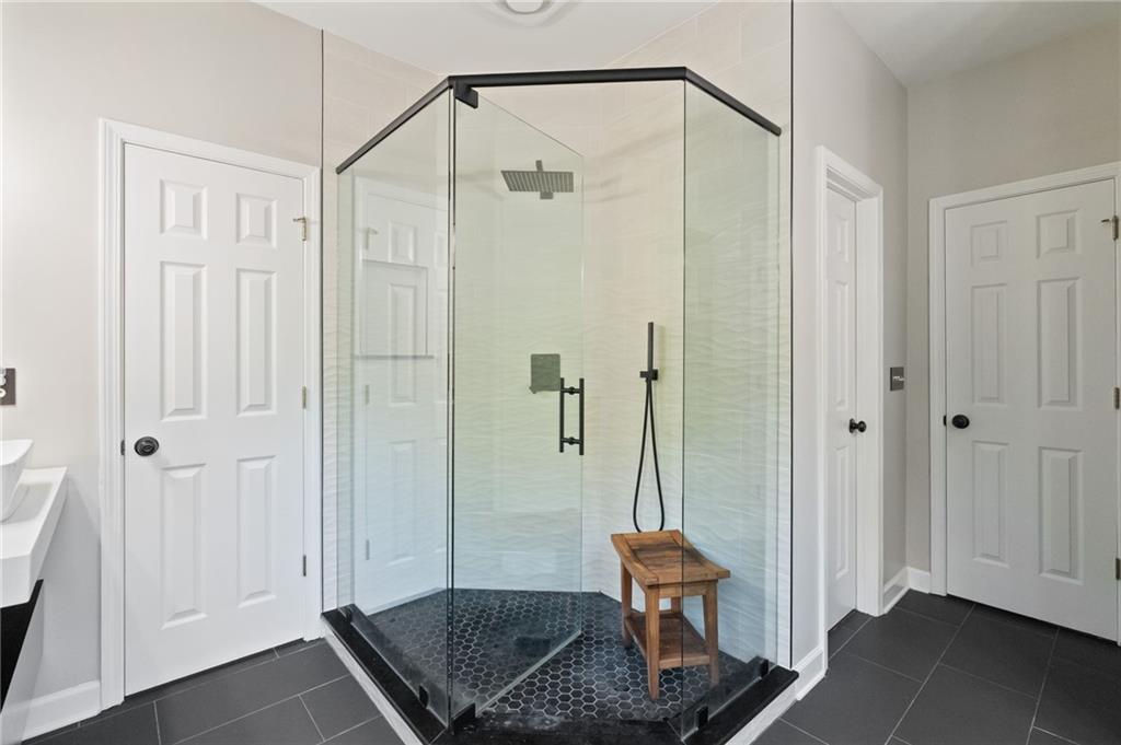 802 Lakeglen Drive