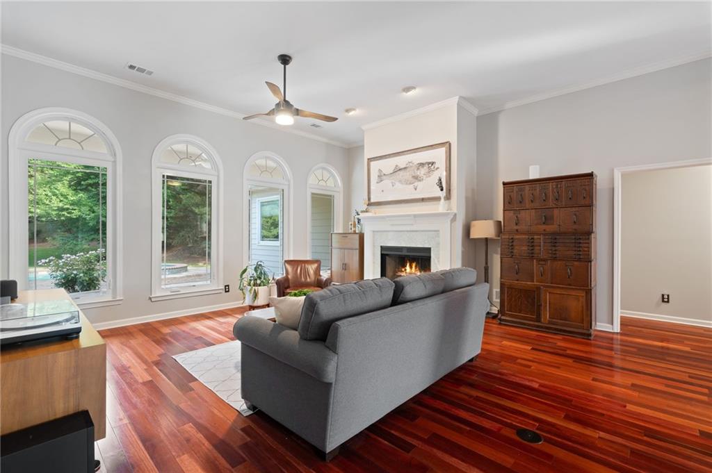 802 Lakeglen Drive