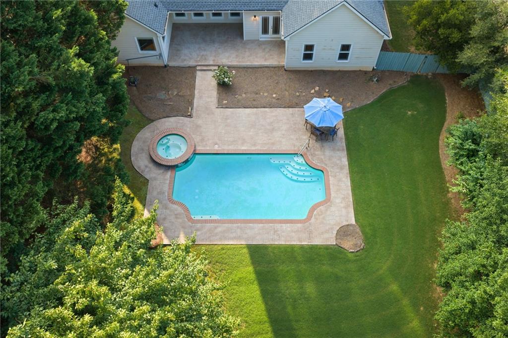 802 Lakeglen Drive