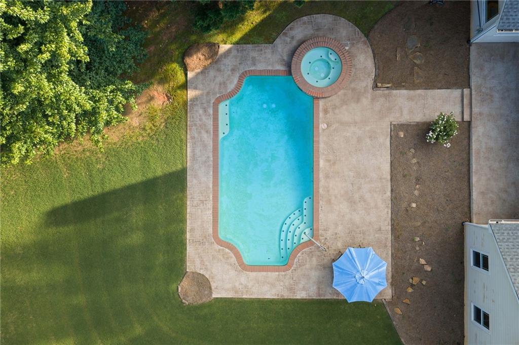 802 Lakeglen Drive