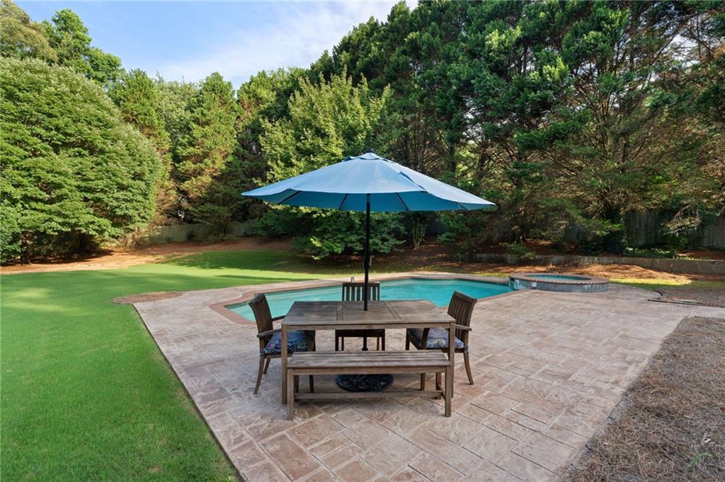 802 Lakeglen Drive