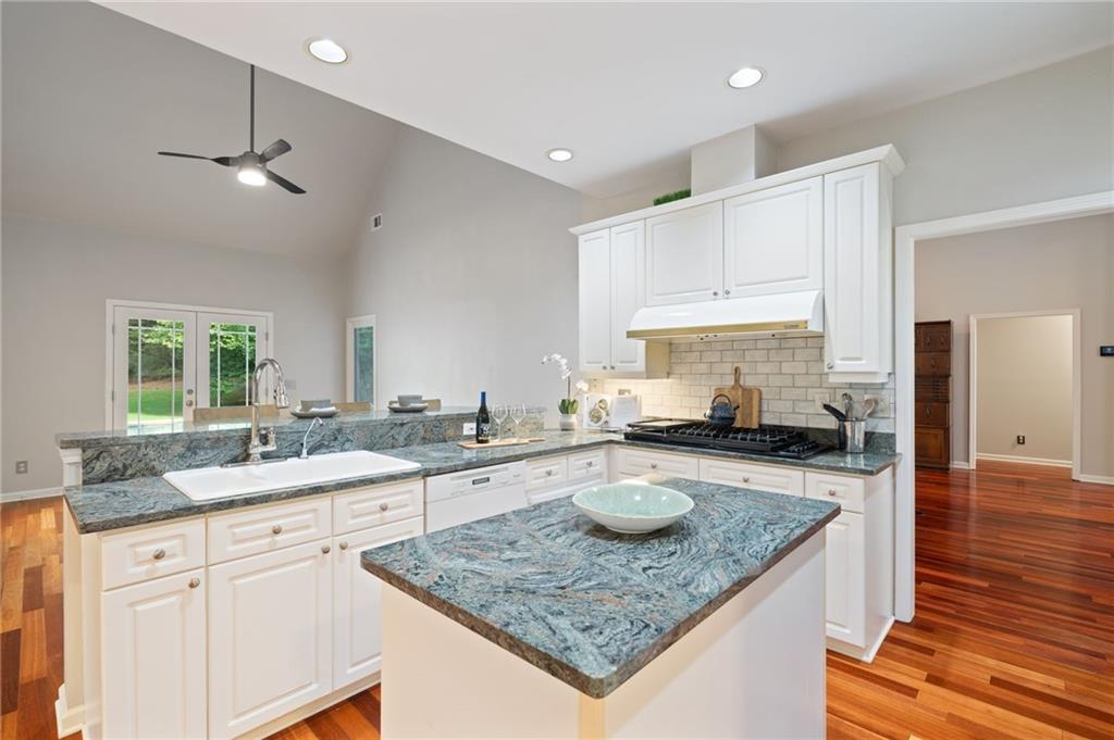802 Lakeglen Drive