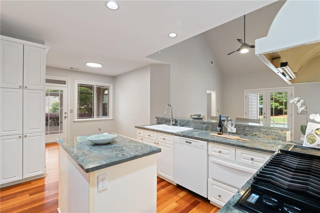802 Lakeglen Drive