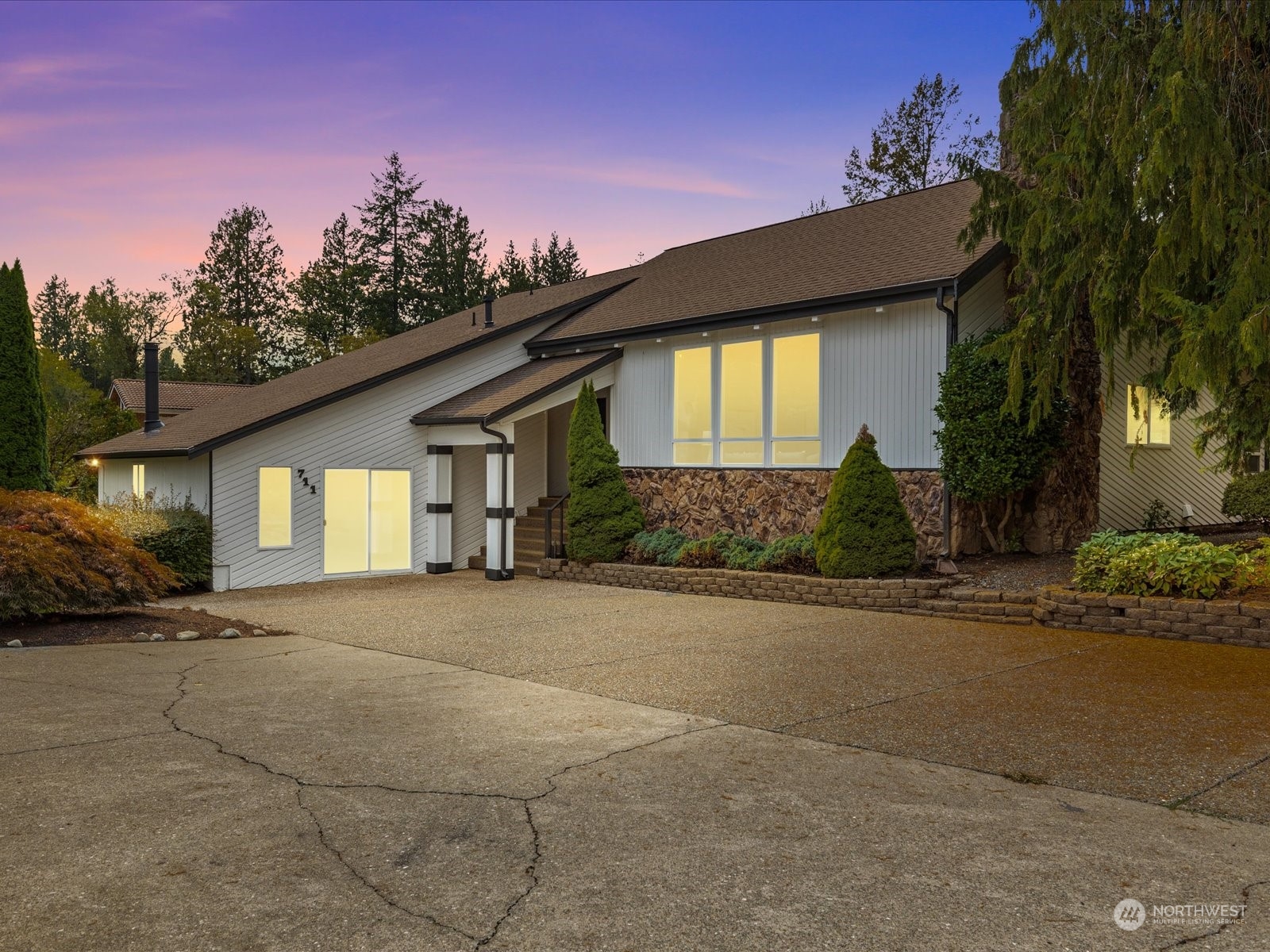711 E Lakeshore Drive