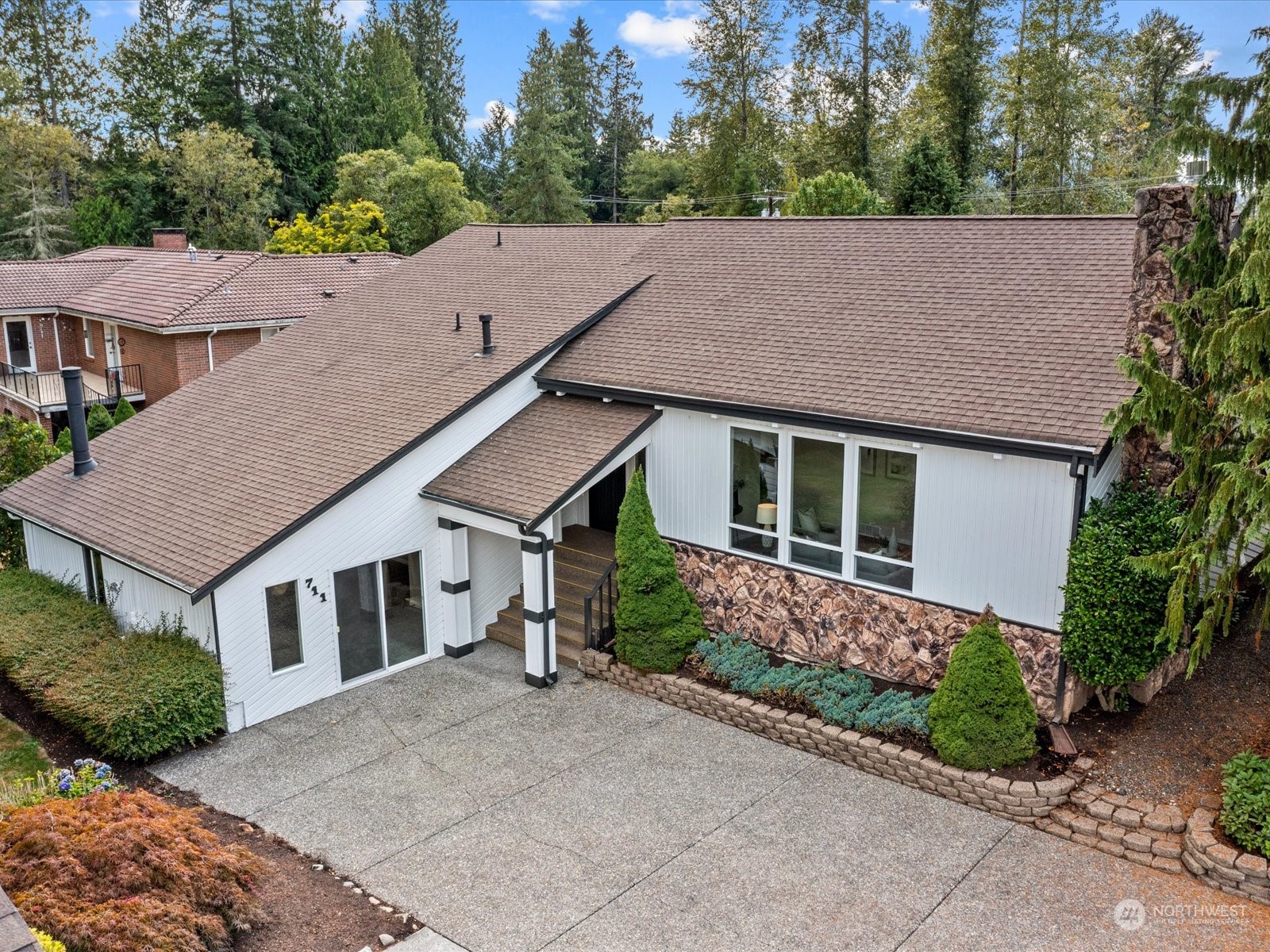 711 E Lakeshore Drive