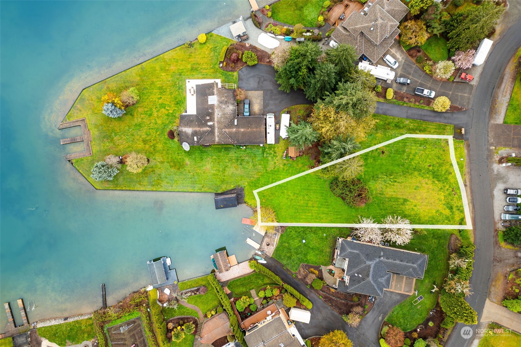 4739 Lakeridge Drive E