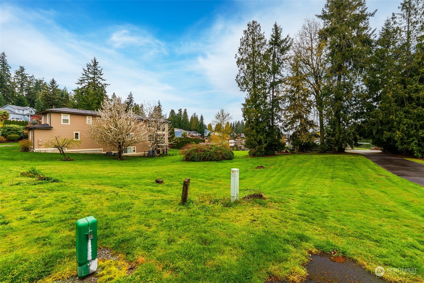 4739 Lakeridge Drive E