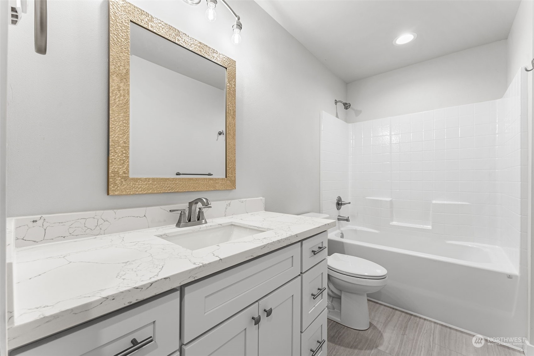 3042 Nevada Avenue E