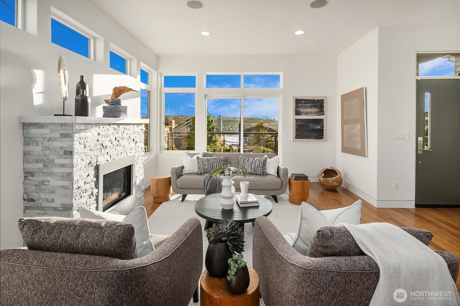 2222 Broadway E