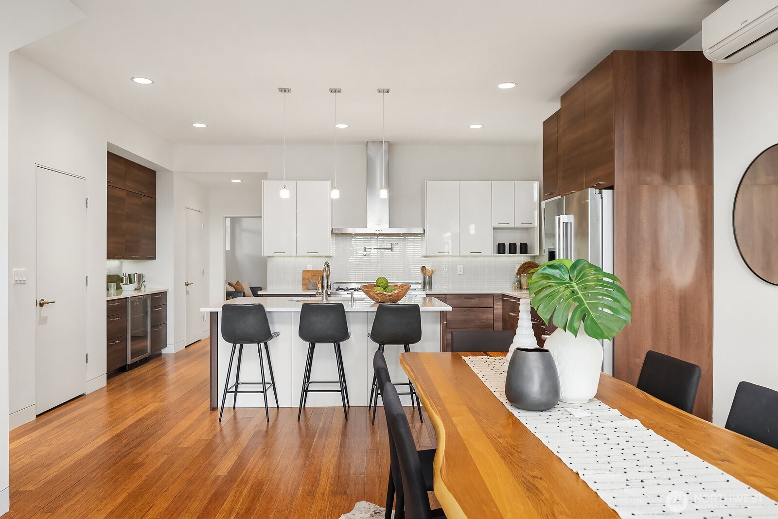 2222 Broadway E