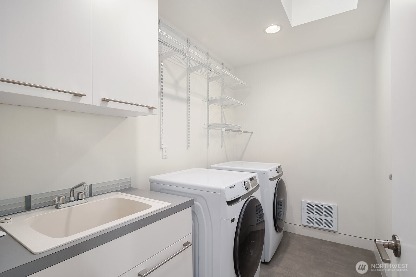2222 Broadway E
