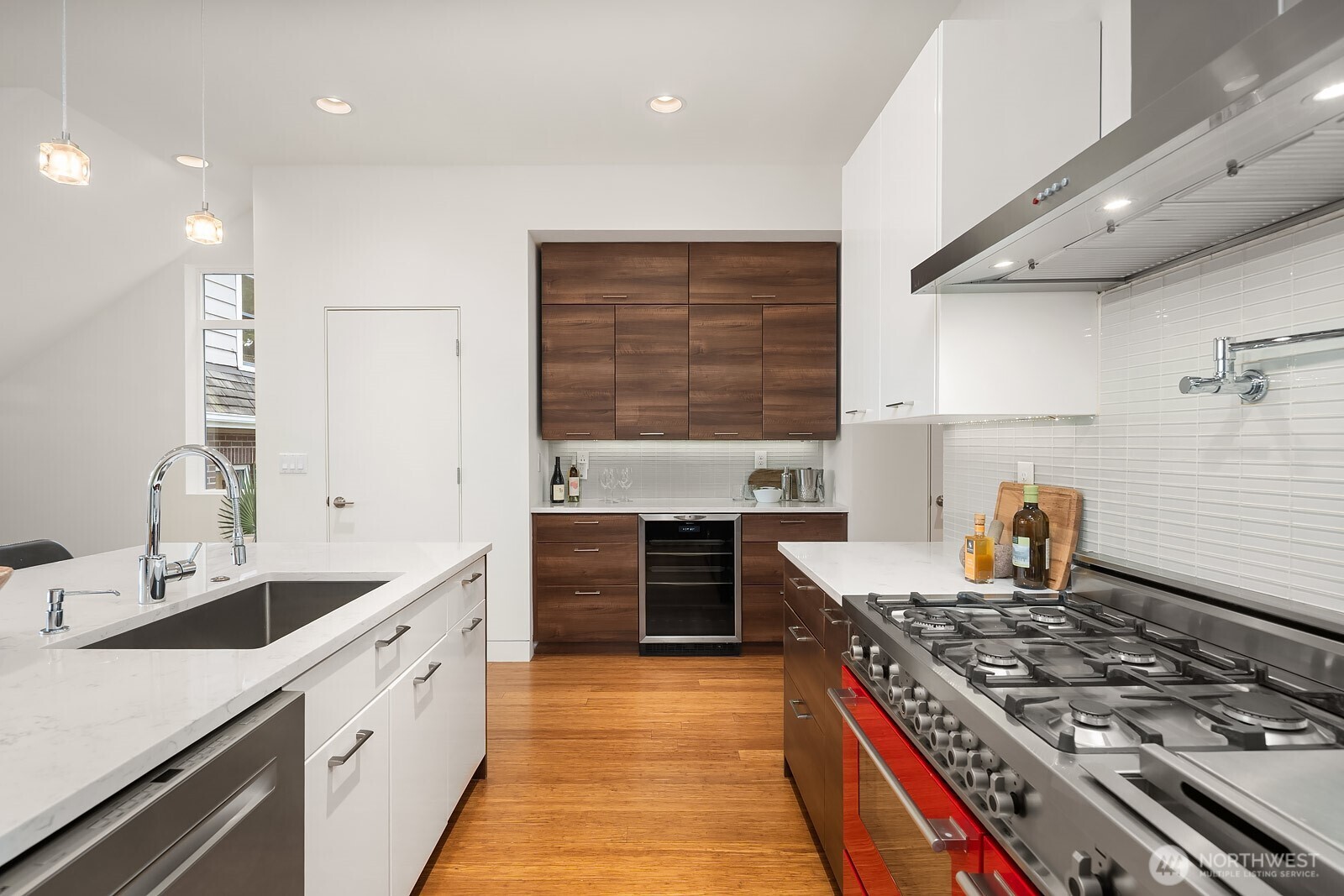 2222 Broadway E