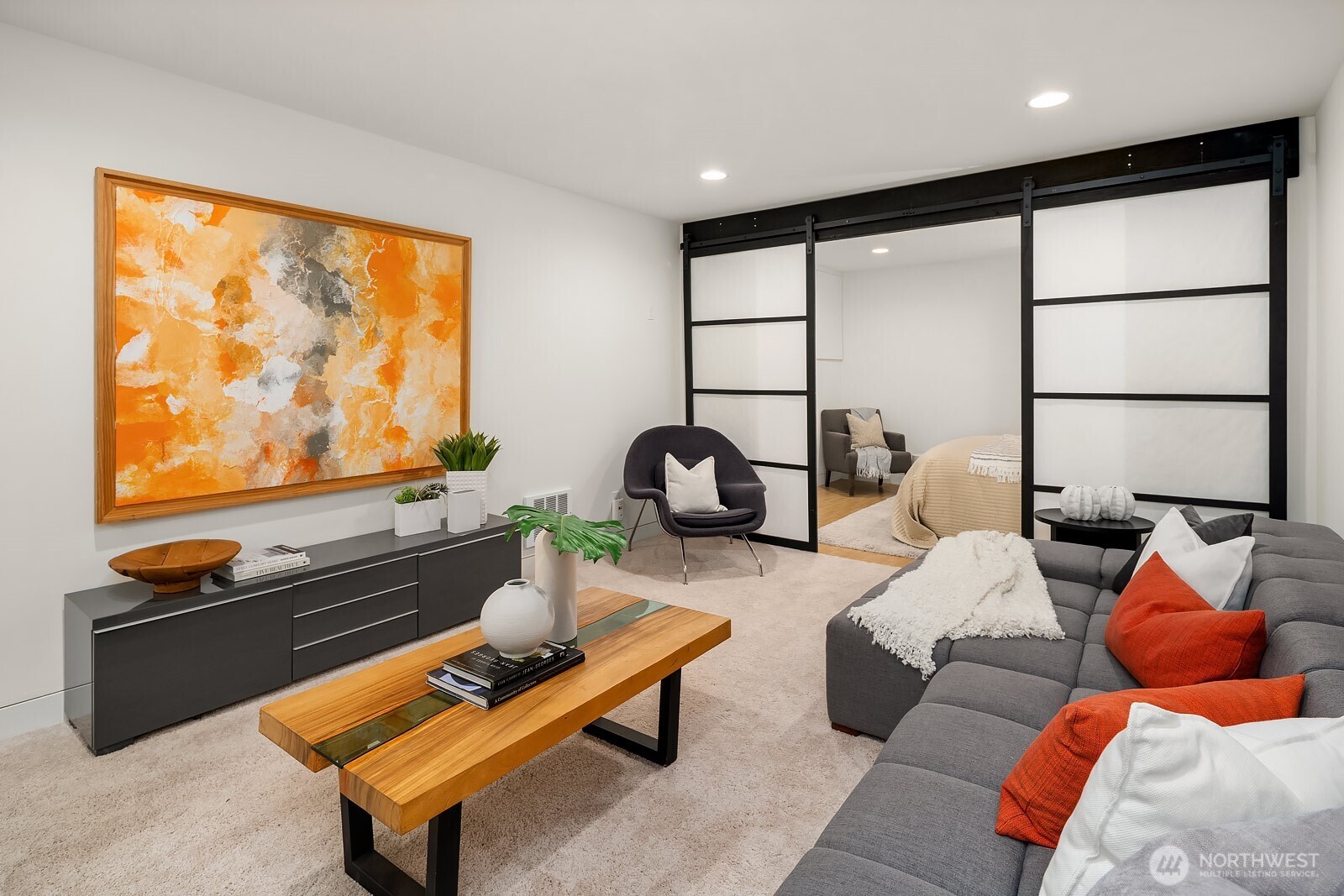 2222 Broadway E