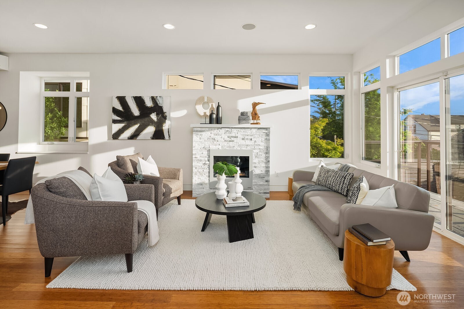 2222 Broadway E