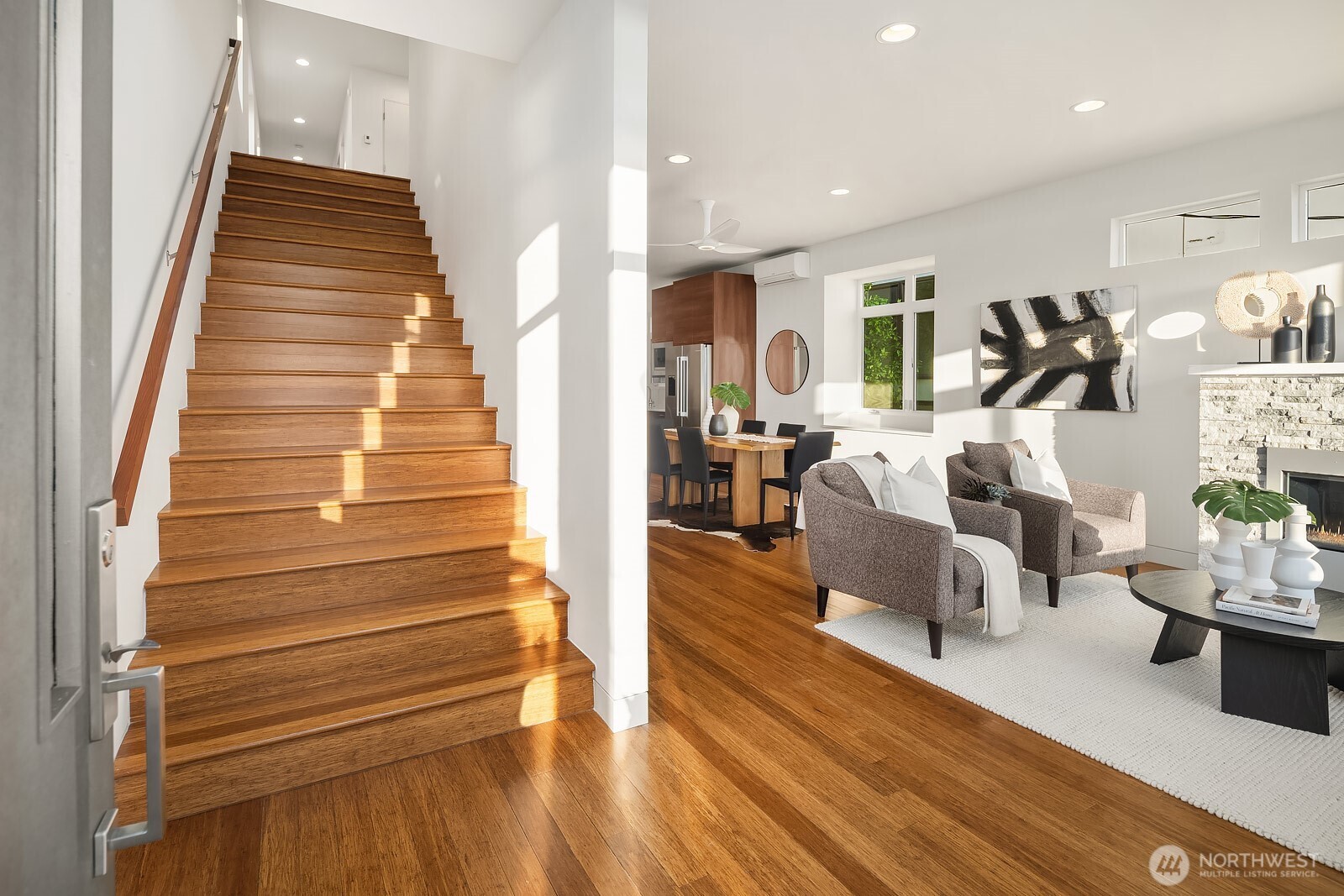 2222 Broadway E