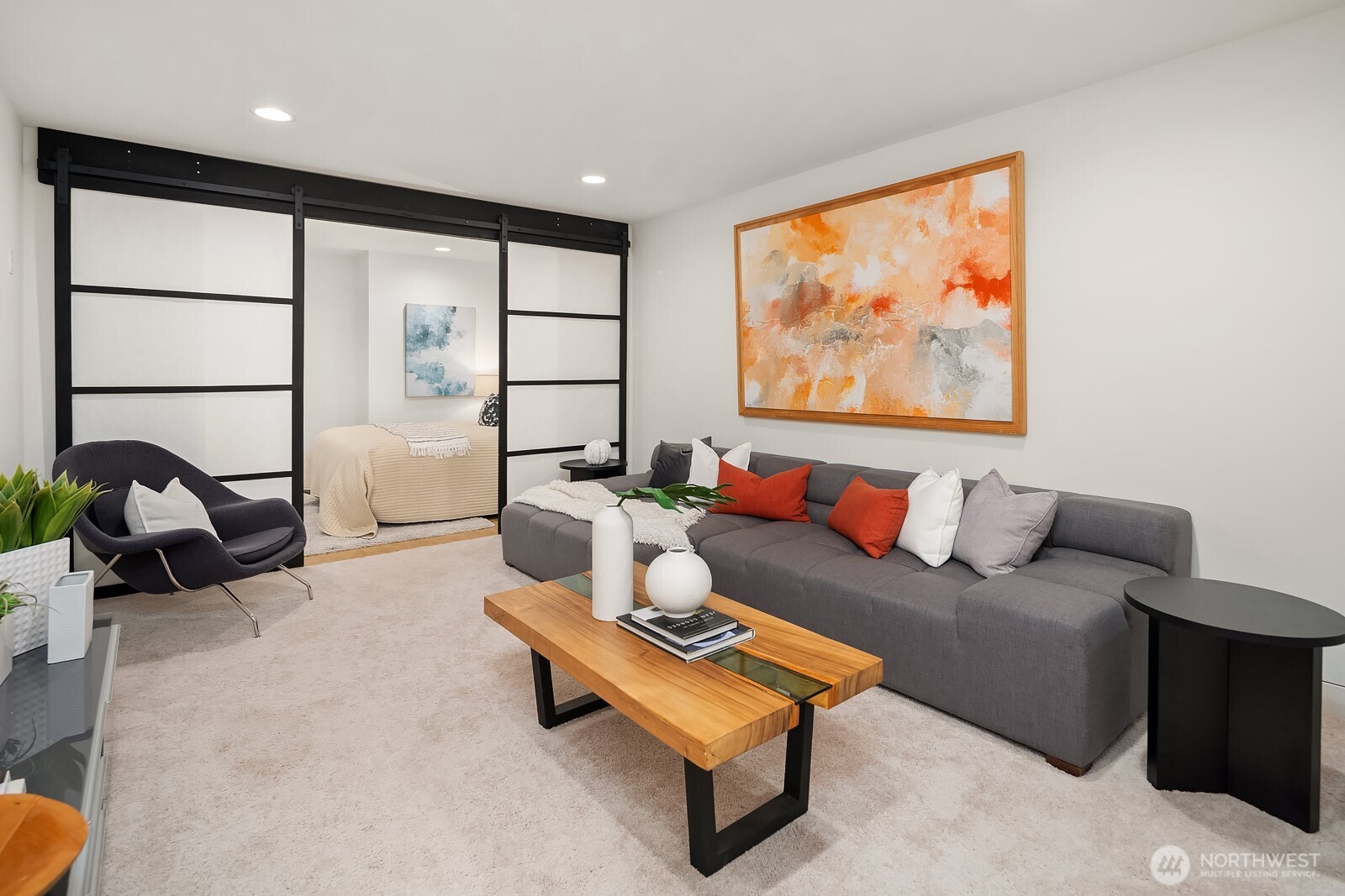 2222 Broadway E