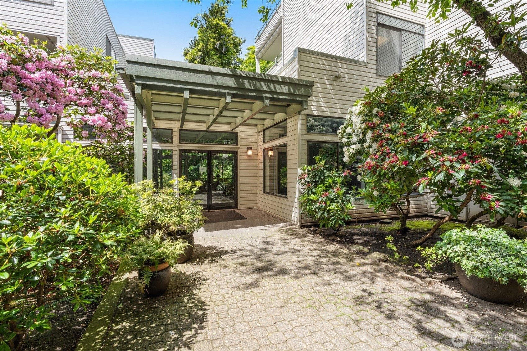 211 Summit Avenue E Unit: S218