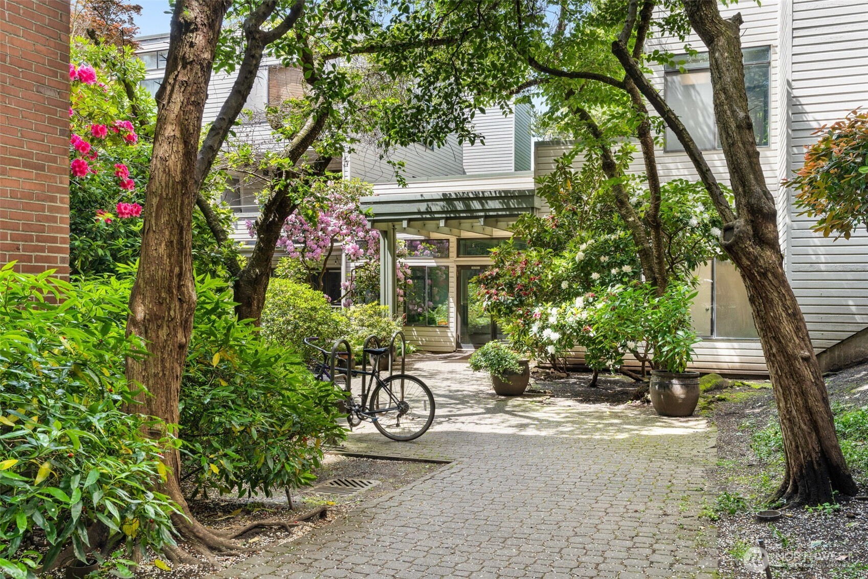 211 Summit Avenue E Unit: S218