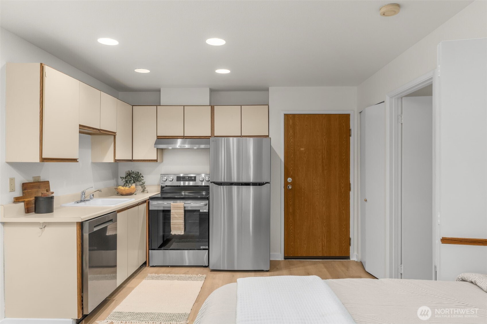 211 Summit Avenue E Unit: S218