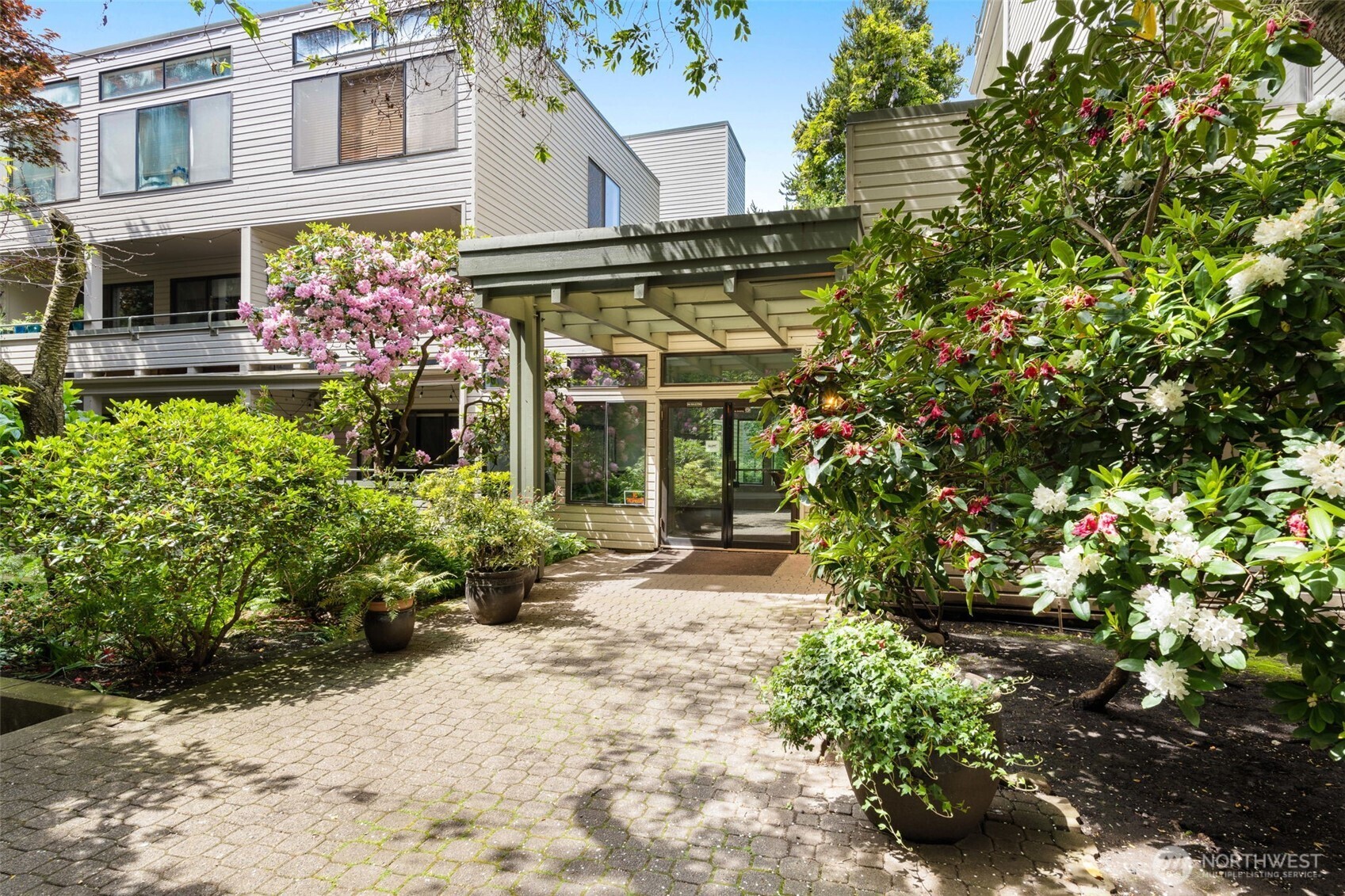 211 Summit Avenue E Unit: S218