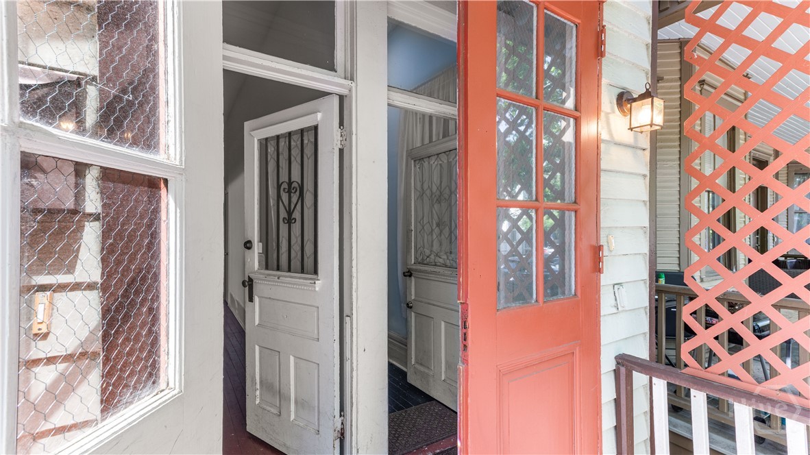 319 E Waldburg Street
