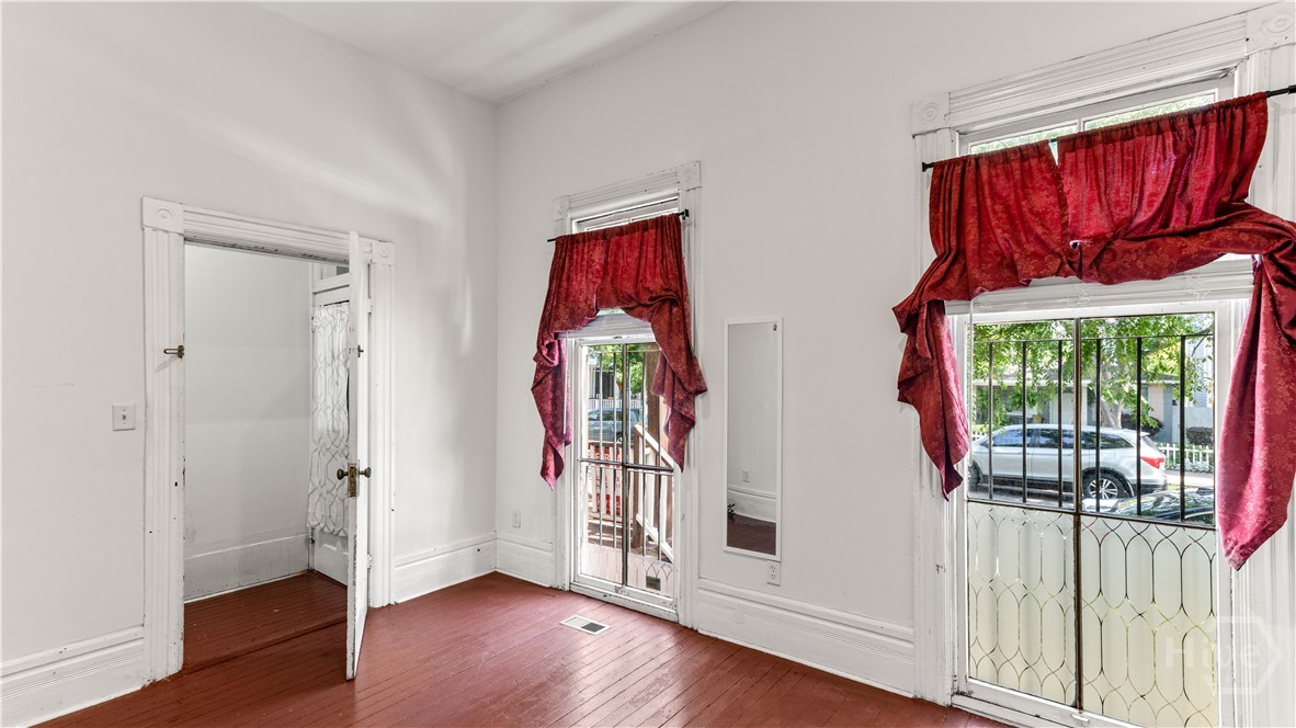 319 E Waldburg Street