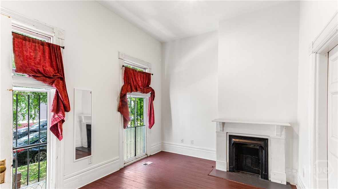 319 E Waldburg Street
