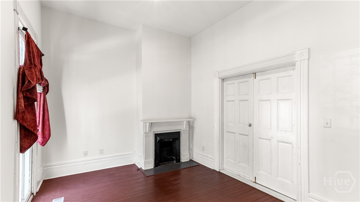 319 E Waldburg Street