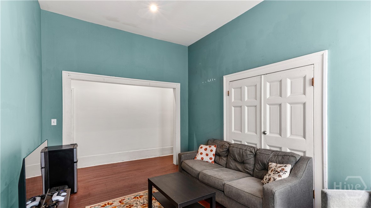 319 E Waldburg Street