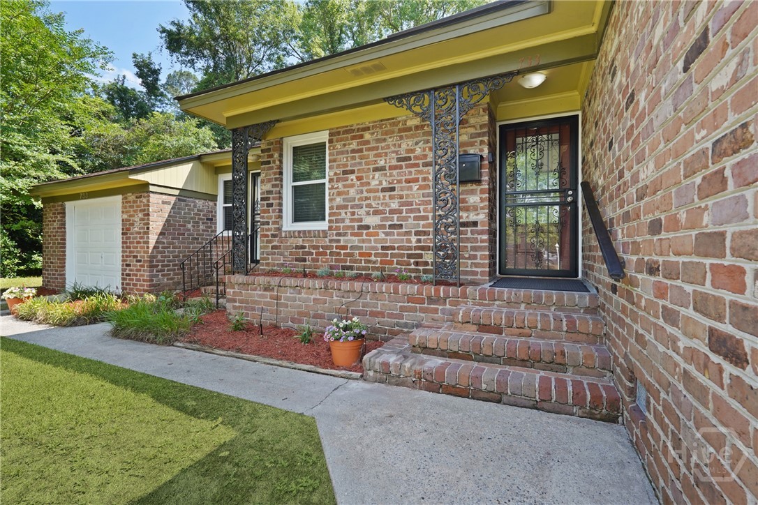733 E Derenne Avenue