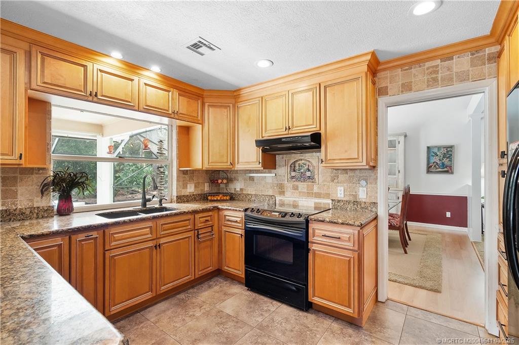 648 SE Pin Oak Terrace