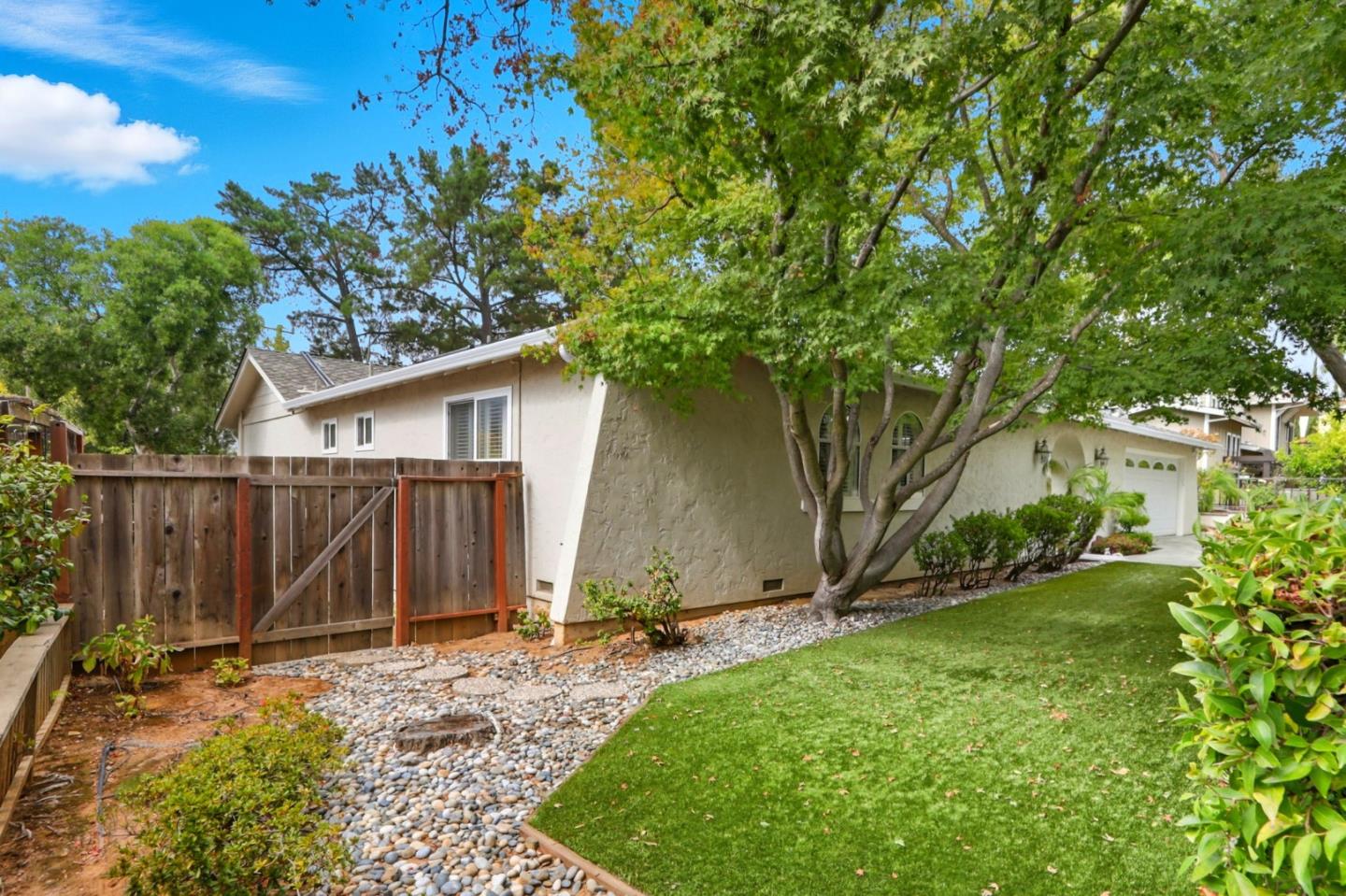 10143 Hillcrest Road