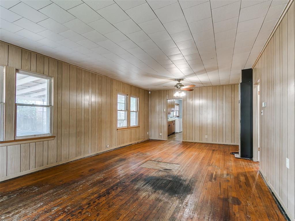 1907 N Market Avenue