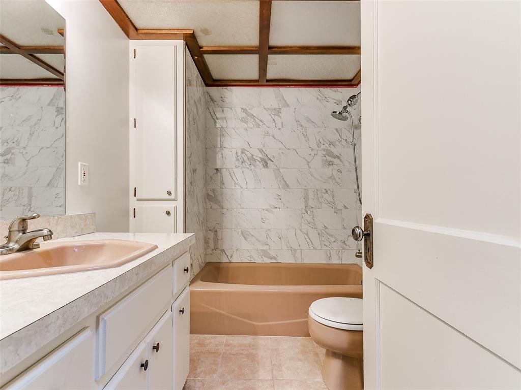 1907 N Market Avenue