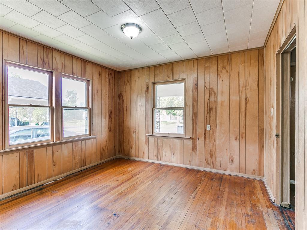 1907 N Market Avenue