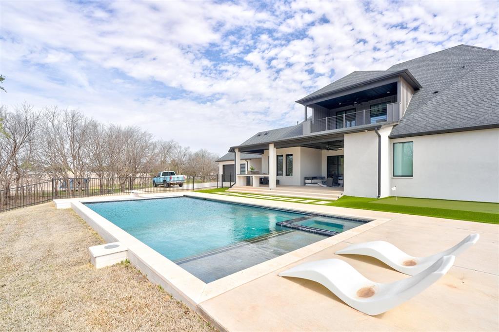 22015 Cricklewood Court