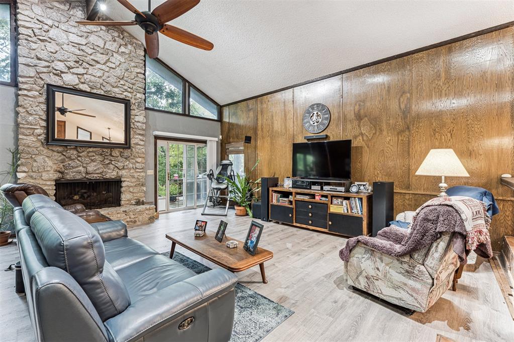 2113 N Mistletoe Lane