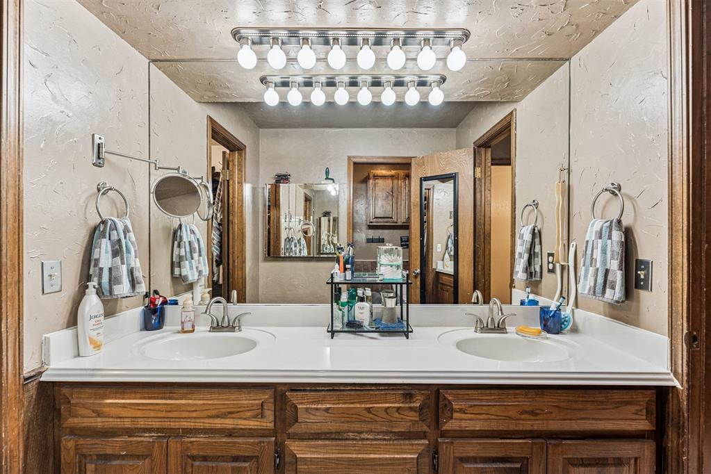 2113 N Mistletoe Lane