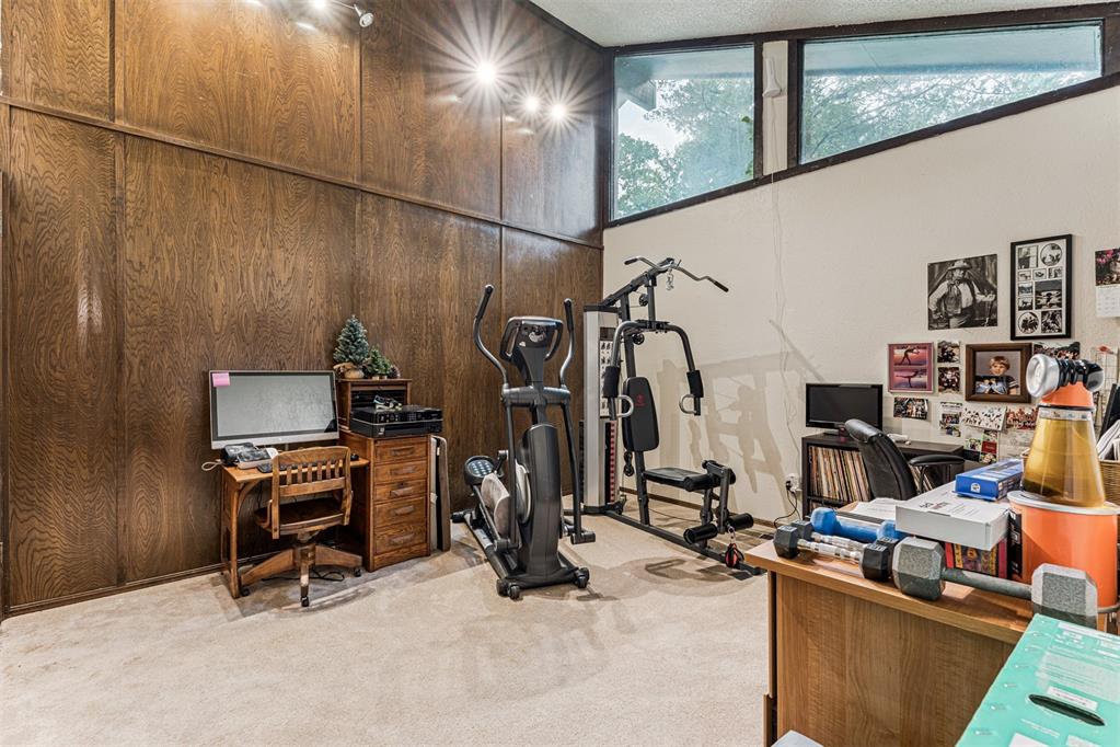 2113 N Mistletoe Lane