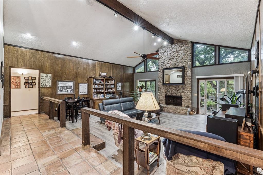2113 N Mistletoe Lane