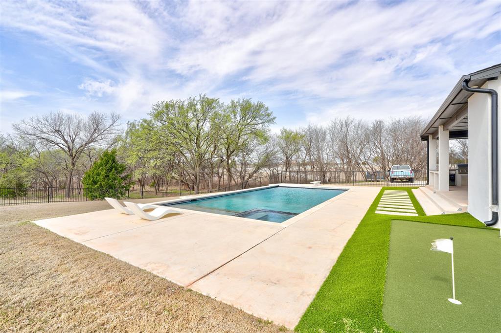 22015 Cricklewood Court