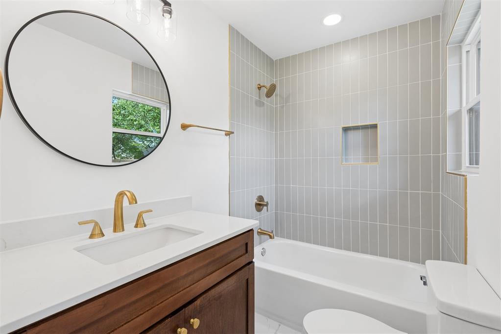 832 Oakbrook Drive