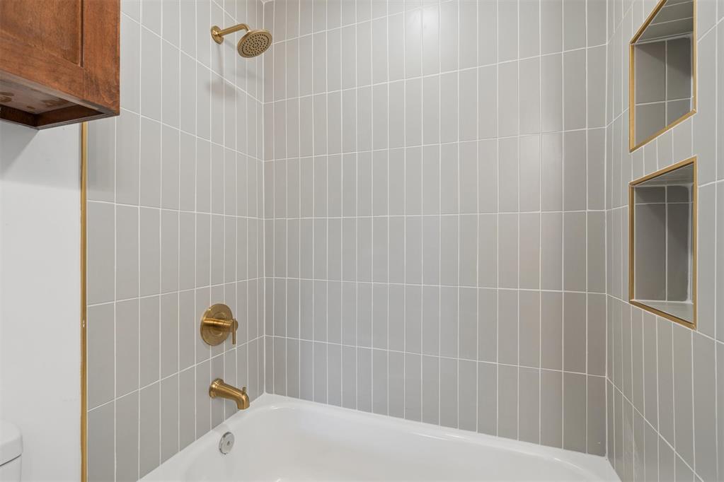 832 Oakbrook Drive