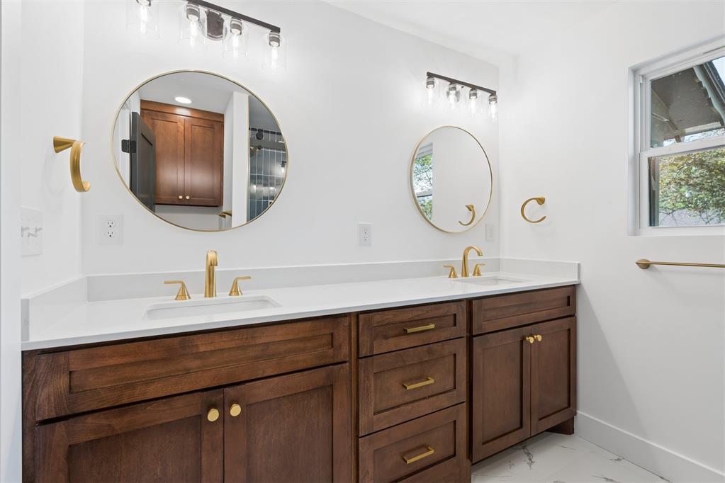 832 Oakbrook Drive