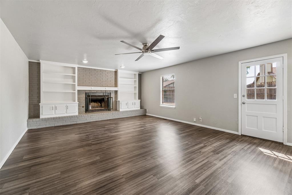 824 Lakeside Circle
