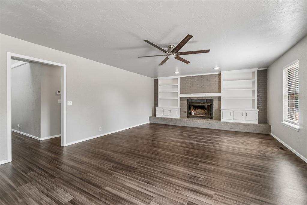 824 Lakeside Circle