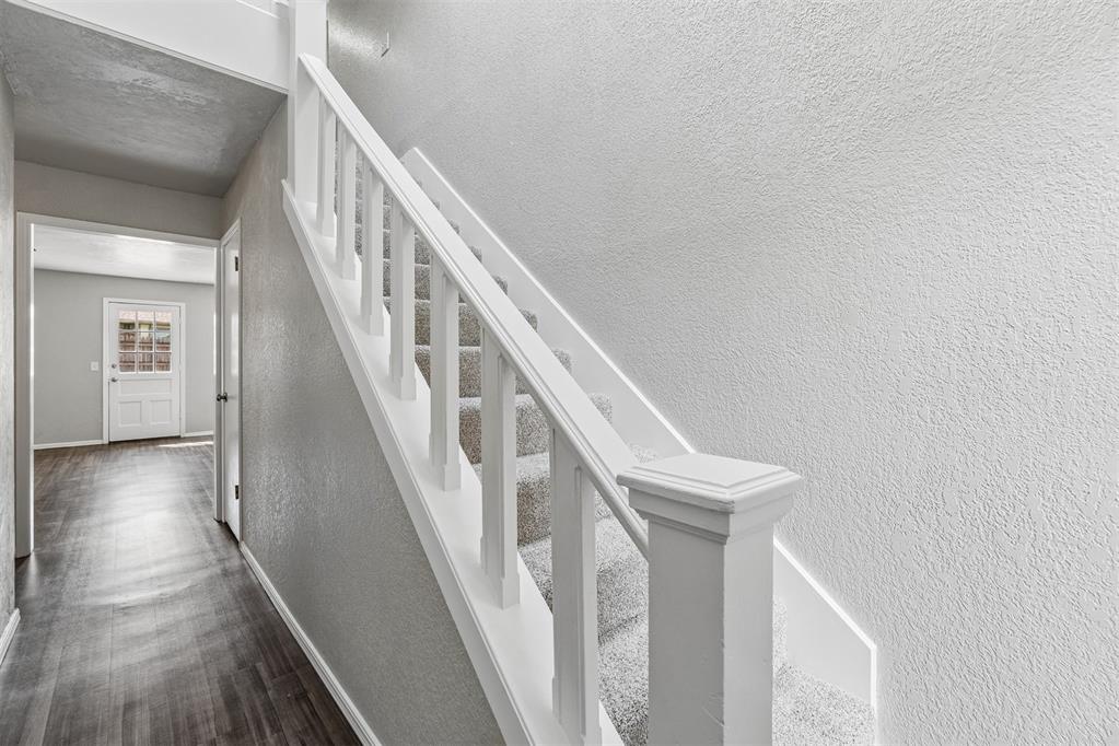 824 Lakeside Circle