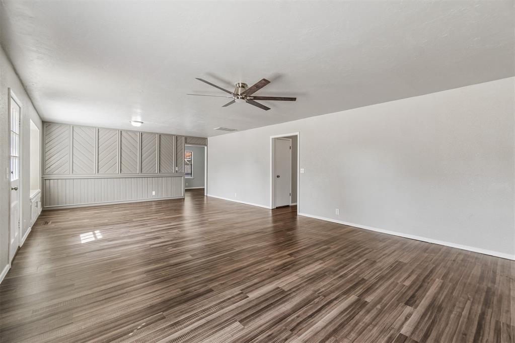 824 Lakeside Circle